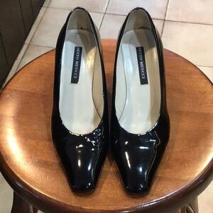 SESTO MEUCCI BLACK PATENT LEATHER PUMPS